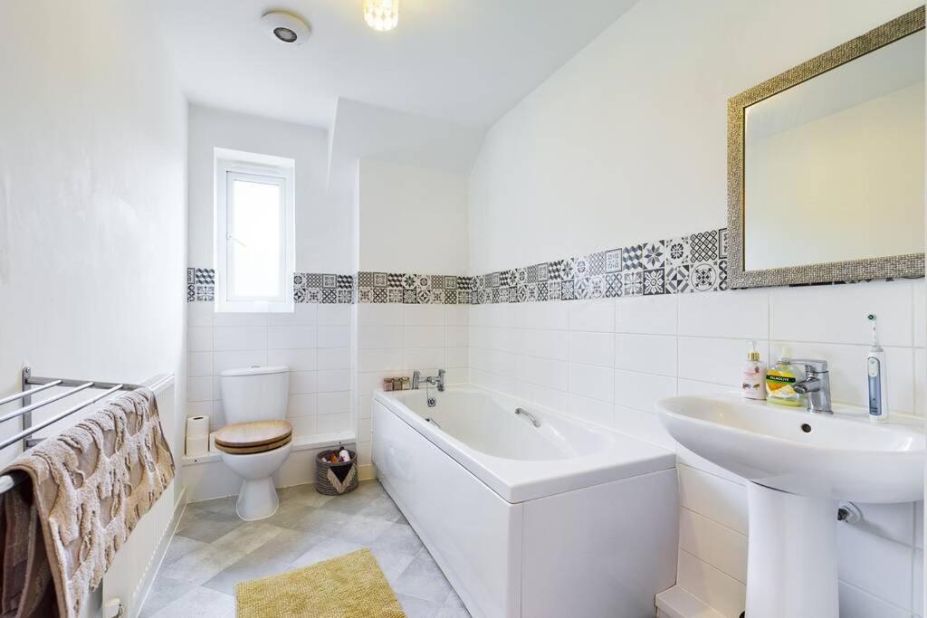 Chic City Centre Apartment With Allocated Parking Swansea Exterior foto